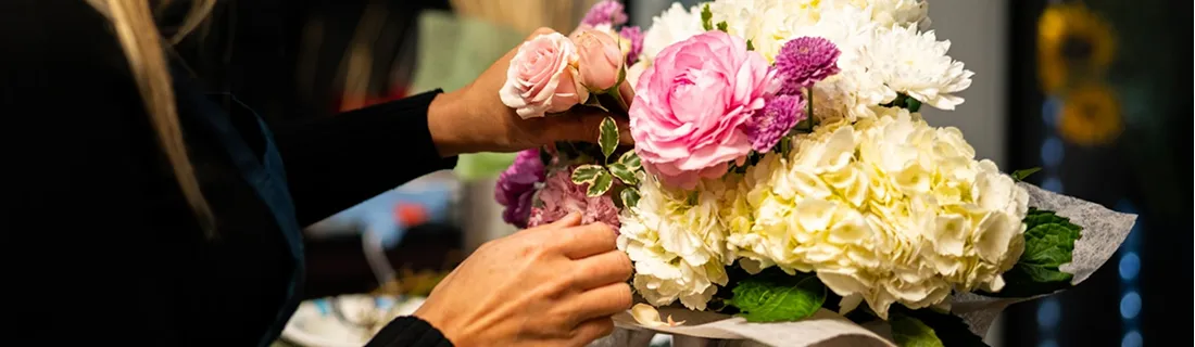 Florist arranging a fresh seasonal bouquet for a flower subscription in Esbjerg